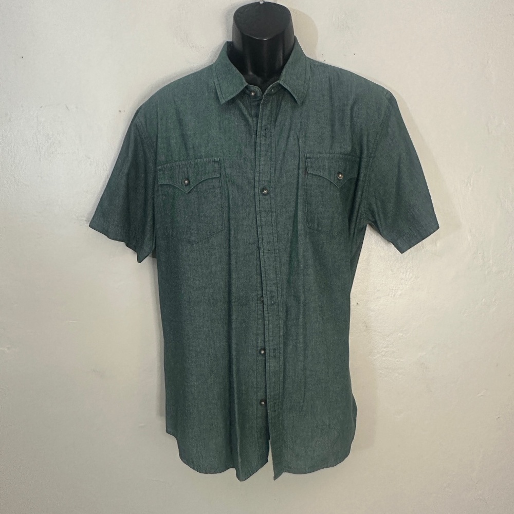 Levis Short Sleeve Shirt XL Gently worn 100% cotton 22" armpit to armpit
